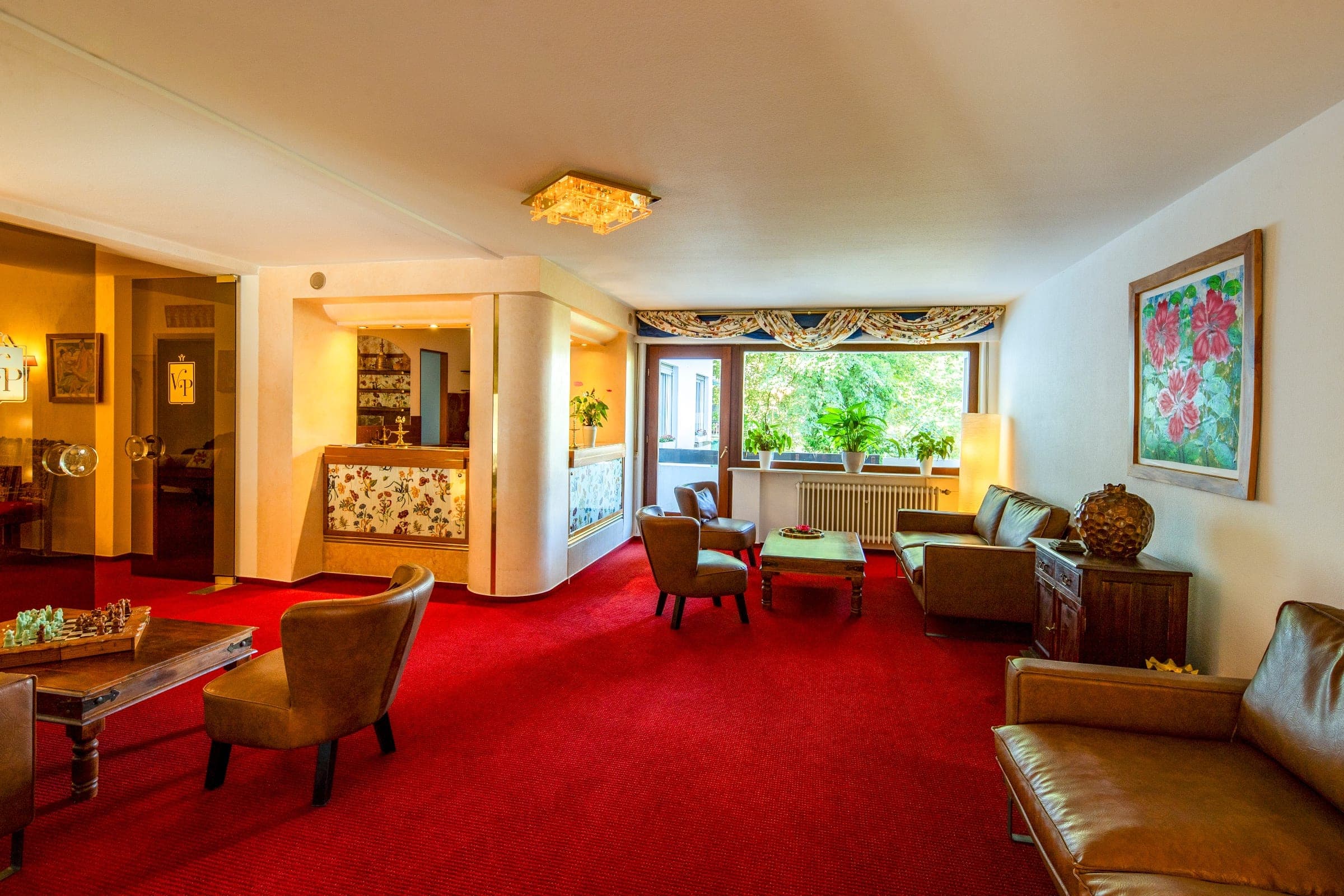 Lounge mit Sitzecke und Kunst aus Sri Lanka
