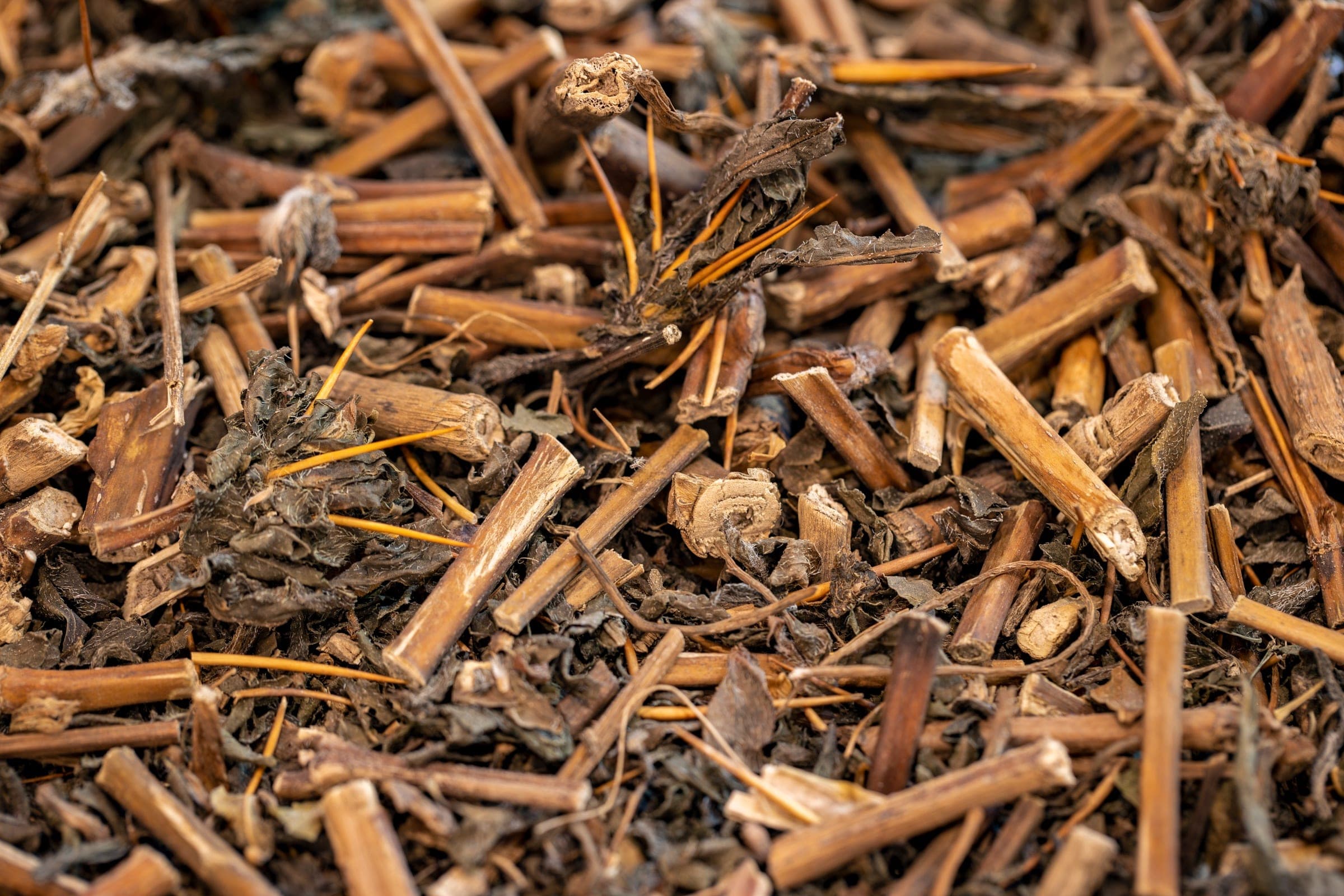 Ayurvedisches Kräuterbad mit Blüten