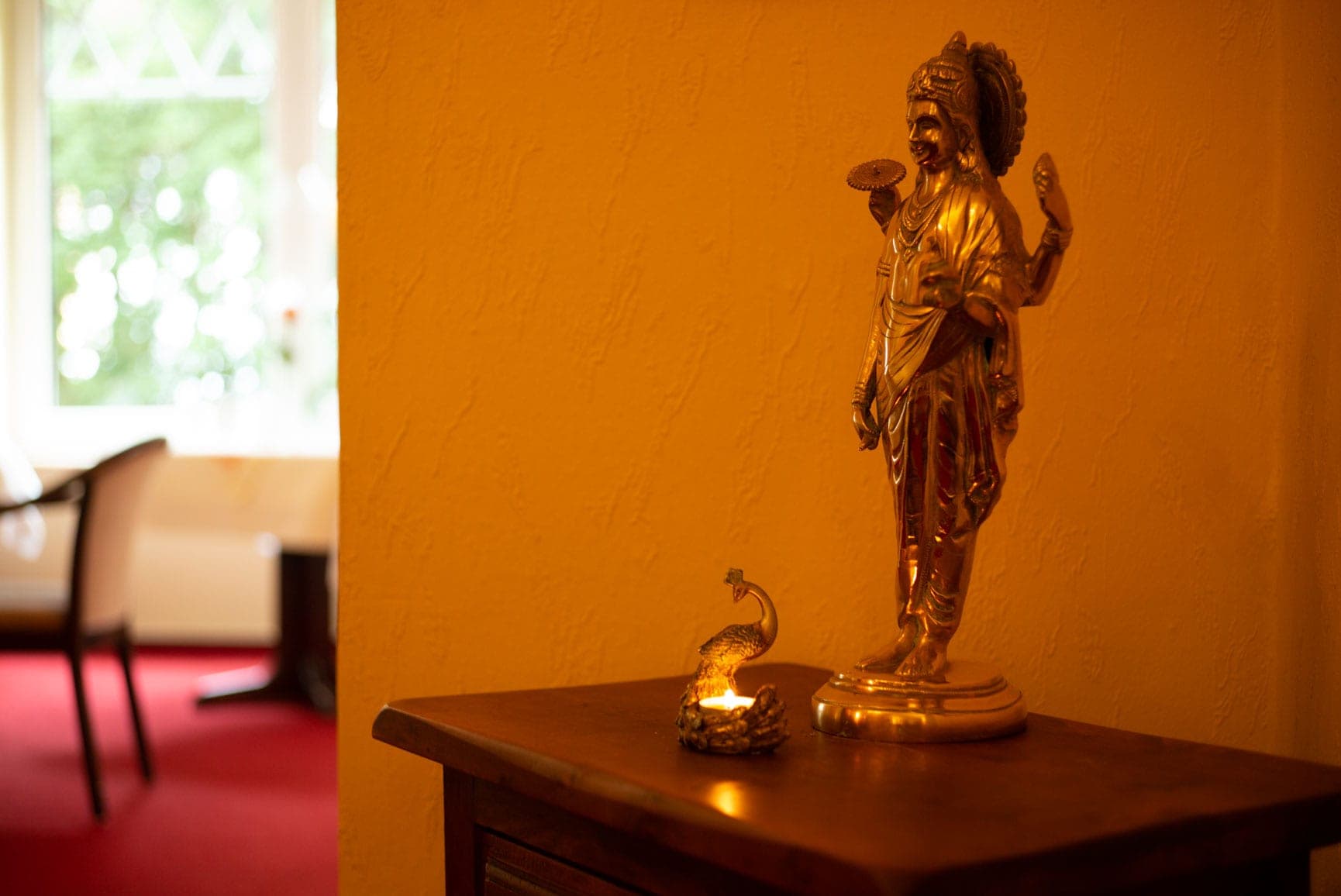 Heller Flur mit Pflanzen im Kurhaus Sathya