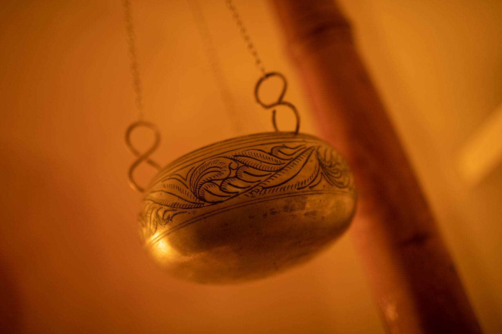 Ayurvedisches Kräuterbad mit Blüten