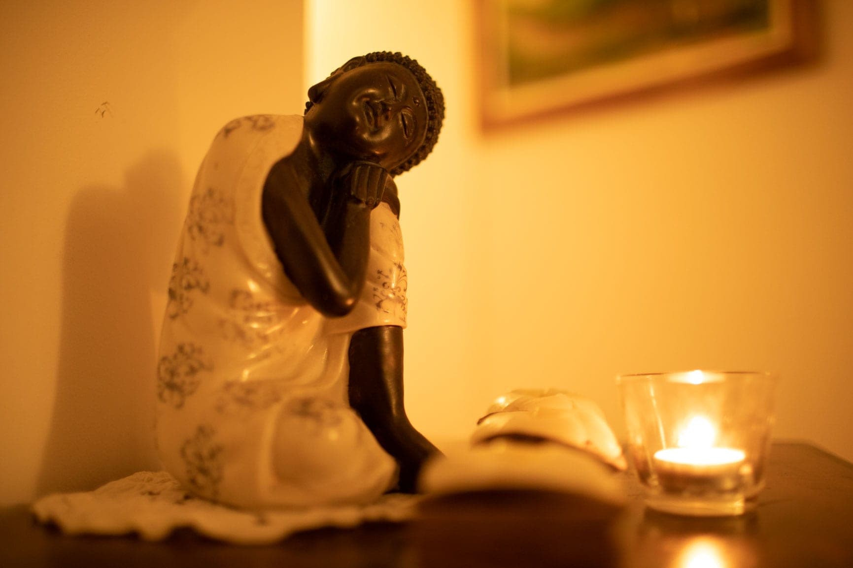 Ayurvedisches Kräuterbad mit Blüten