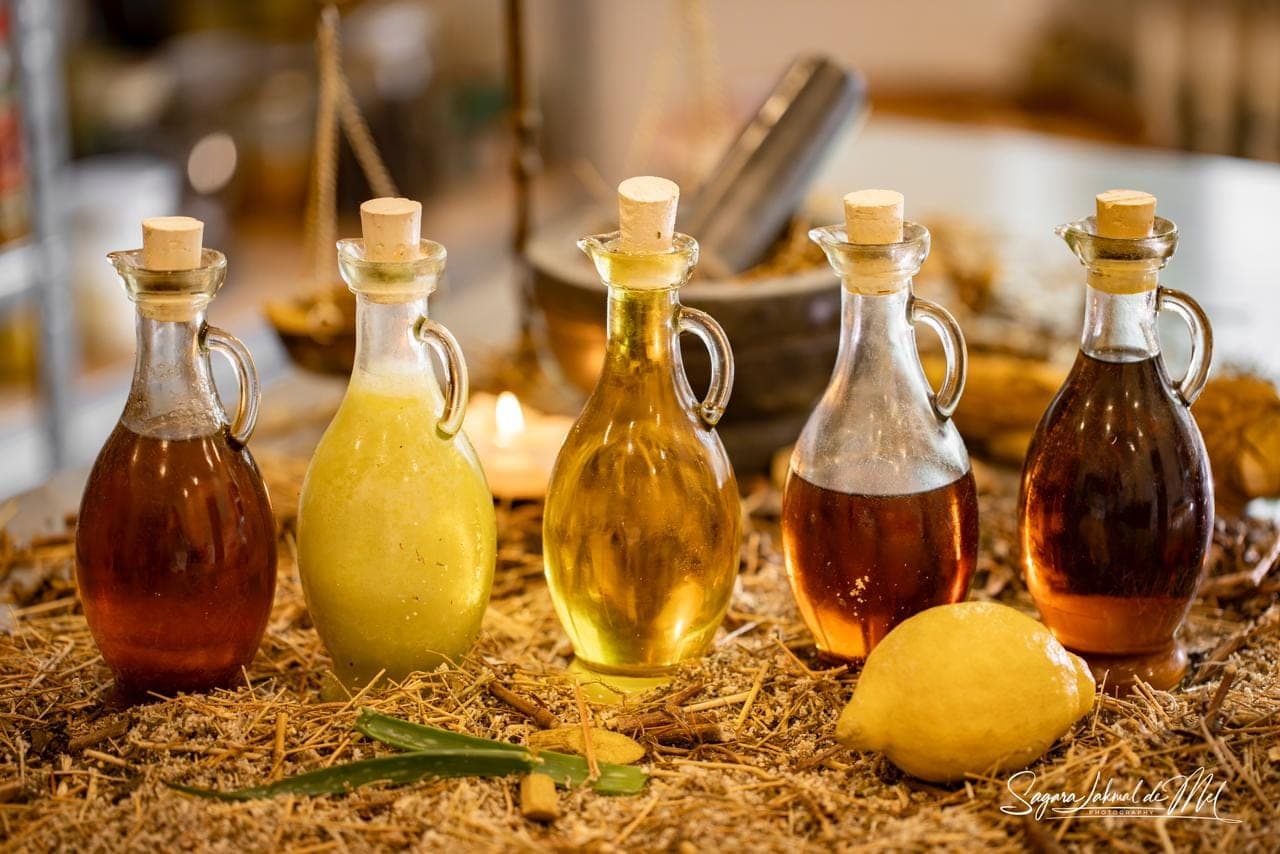 Ayurvedische Kräuter und Öle im Kurhaus Sathya