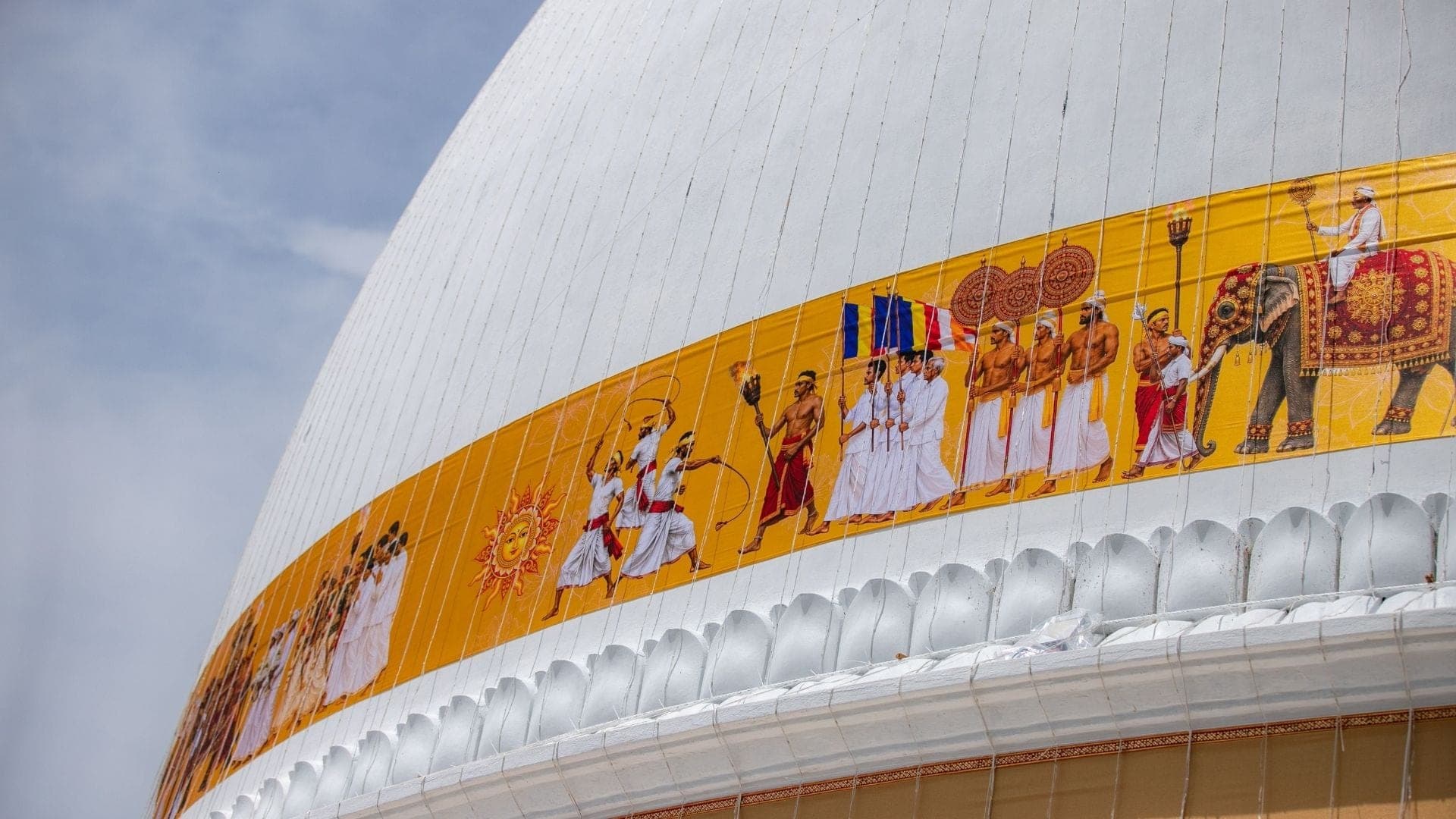 Wandbilder aus Sri Lanka im Treppenhaus des Kurhauses