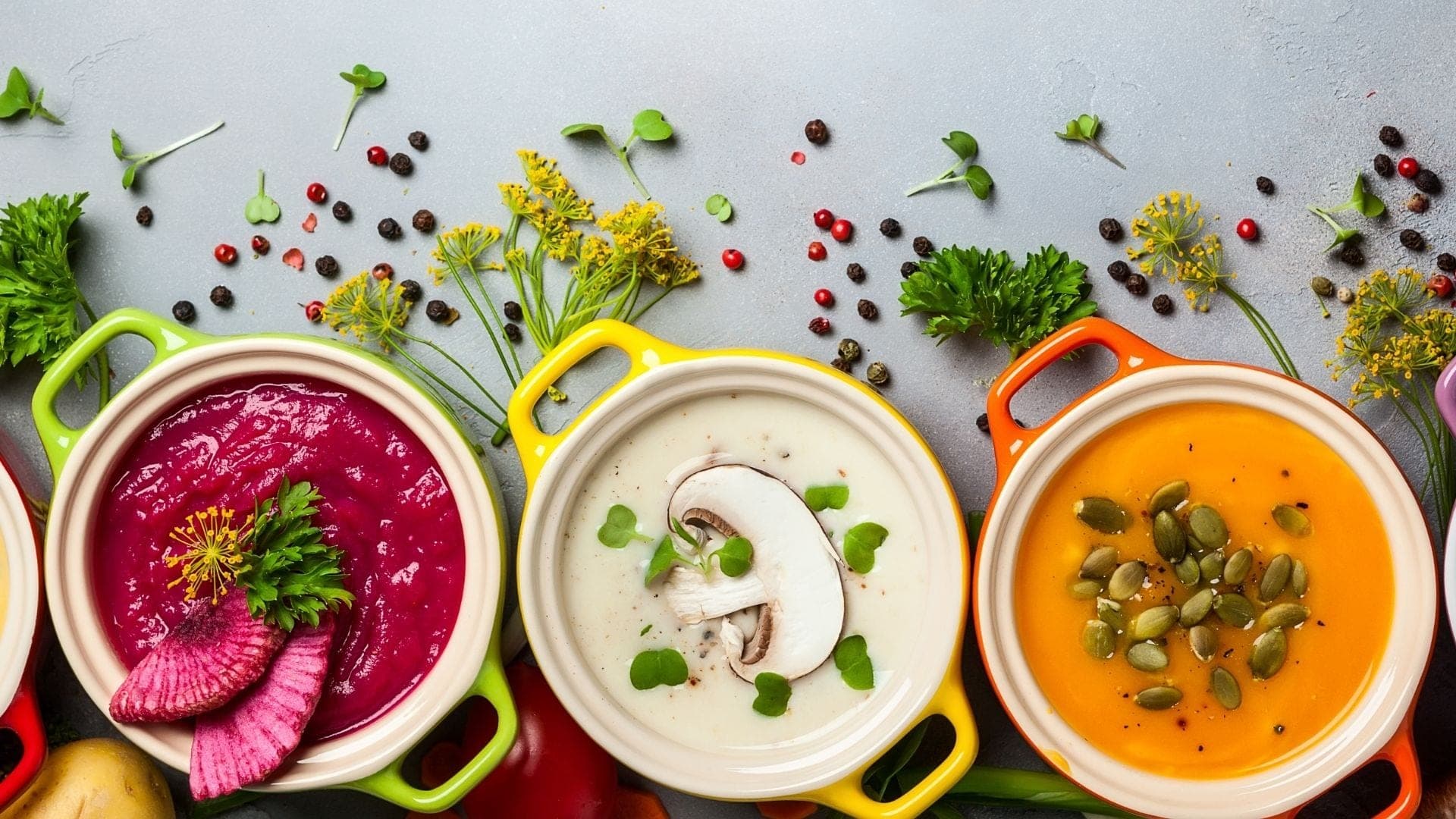 Gläser mit ayurvedischen Kräutermischungen