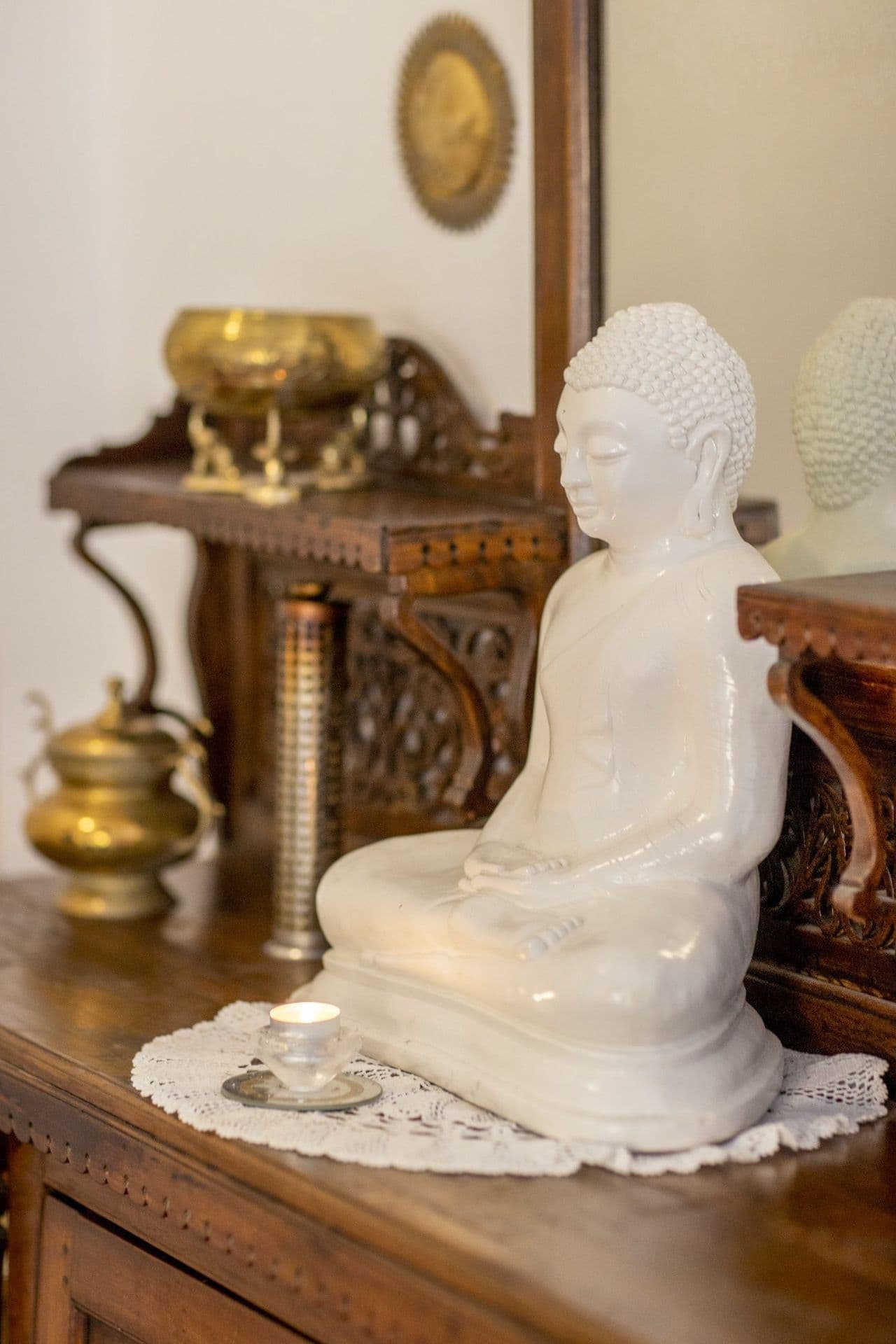 Buddha-Figur aus Sri Lanka mit Kerze