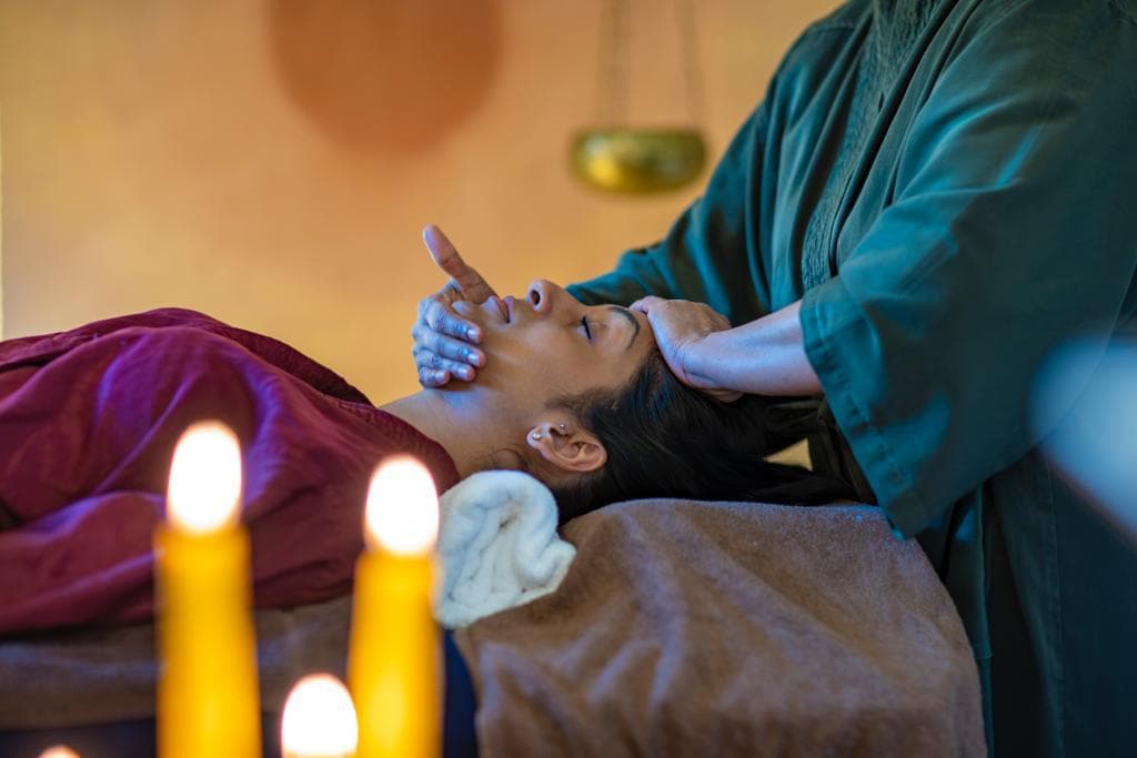 Ayurvedische Kopfmassage bei Kerzenlicht