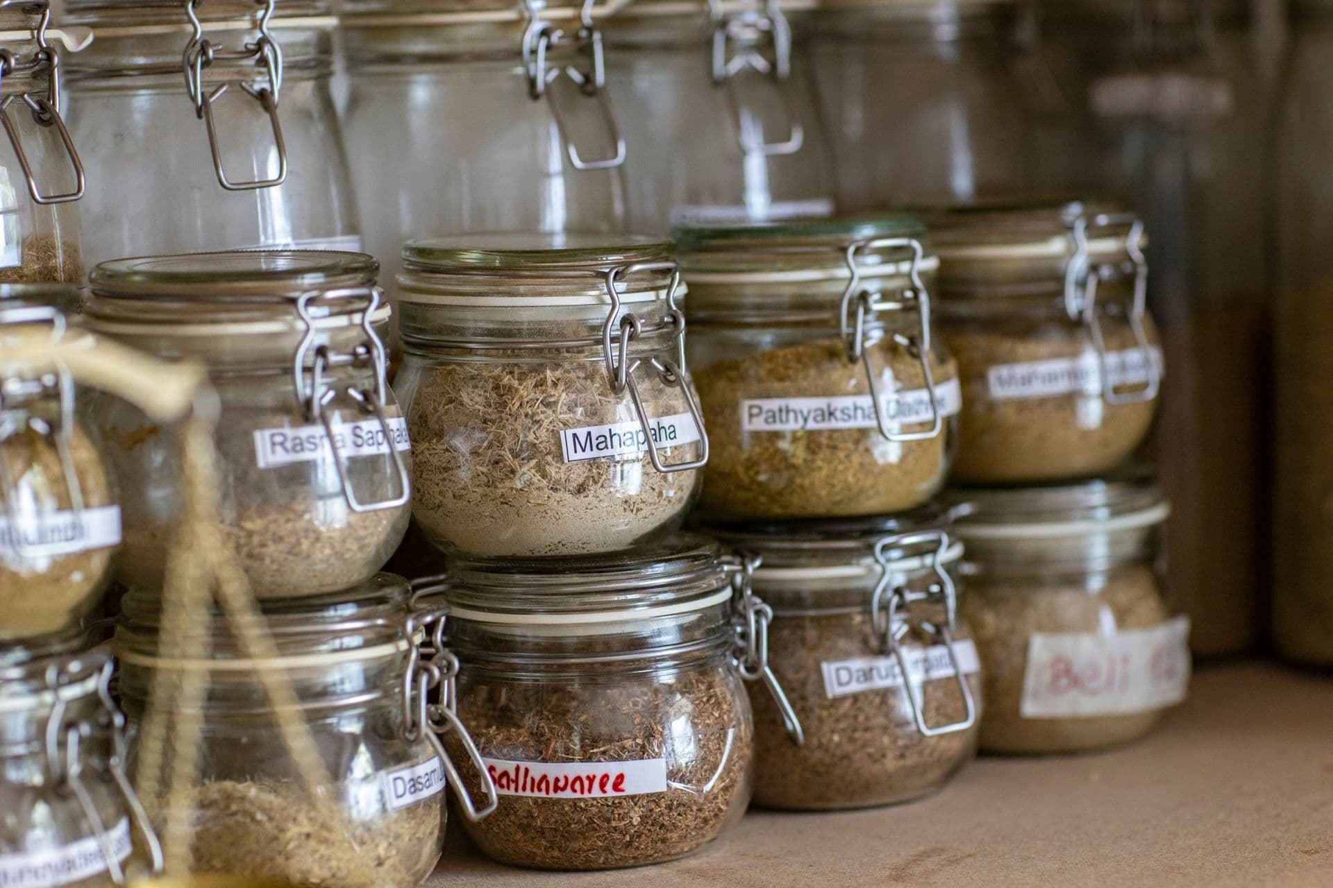 Gläser mit ayurvedischen Kräutermischungen