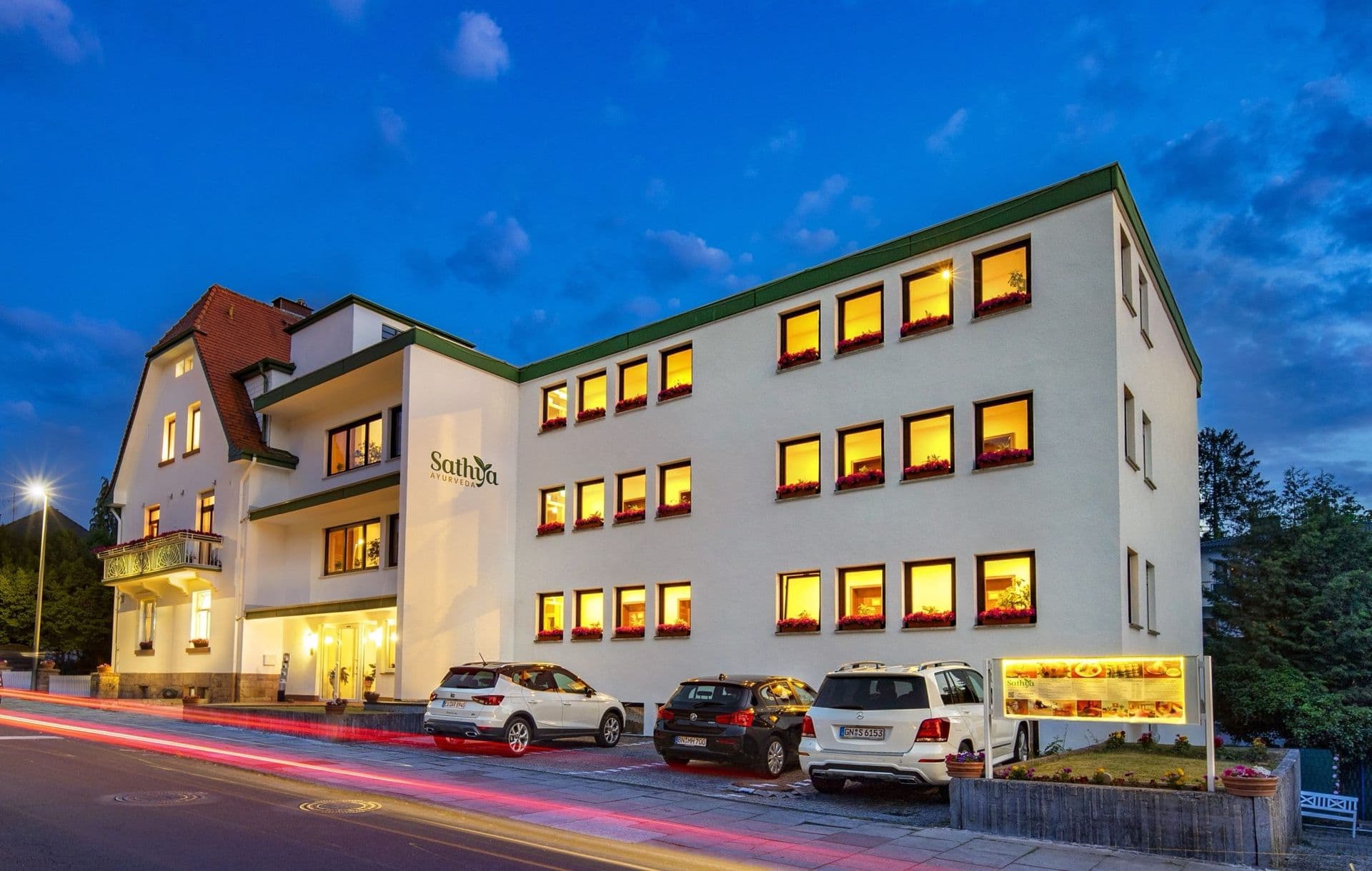 Das Kurhaus Sathya in Bad Orb in der Abenddämmerung