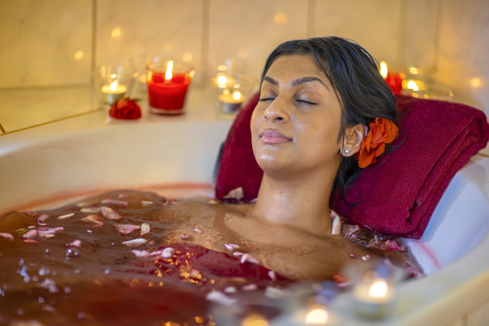 Ayurvedische Kräuter werden im Mörser zubereitet