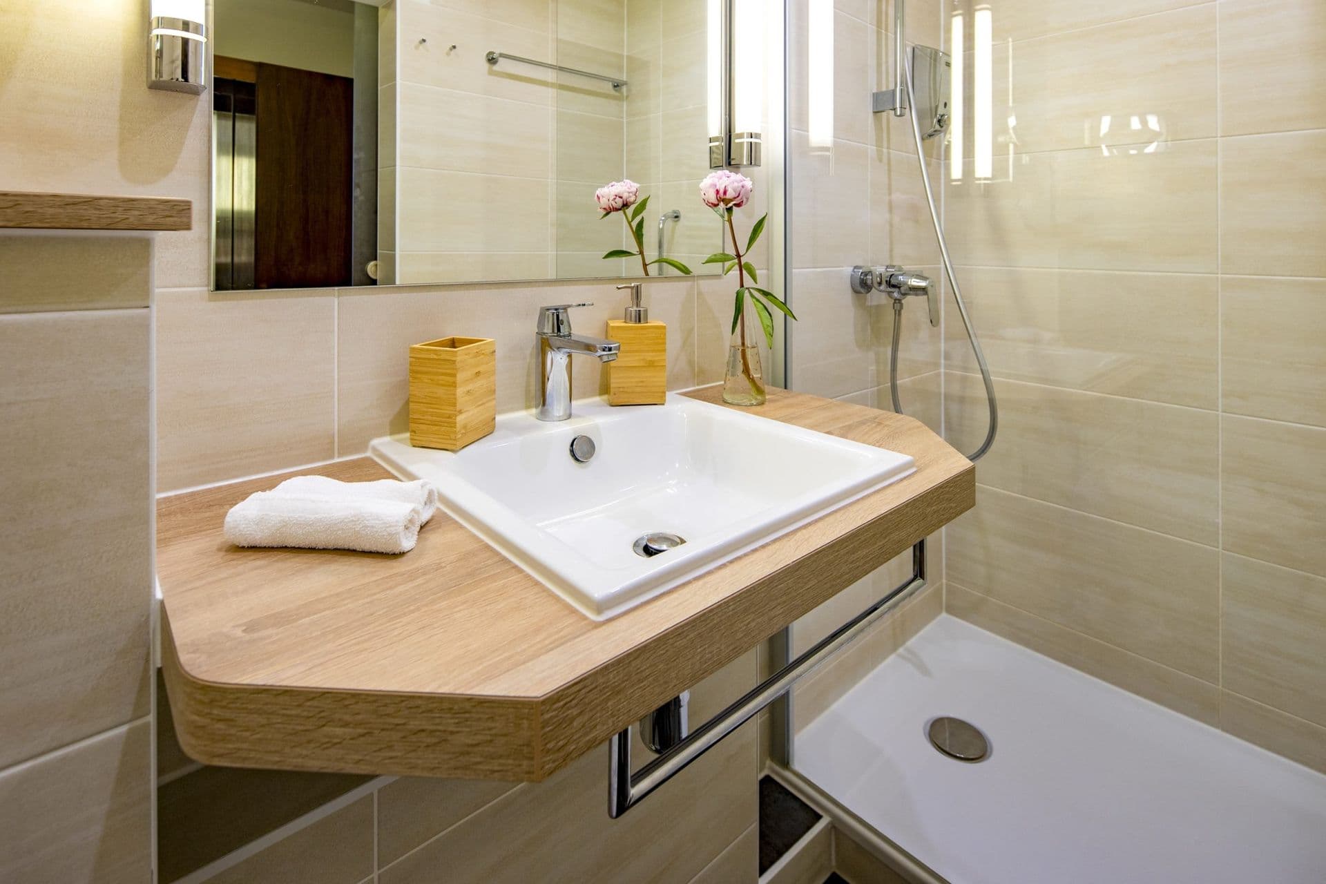 Eigenes Bad mit Dusche im Gästezimmer