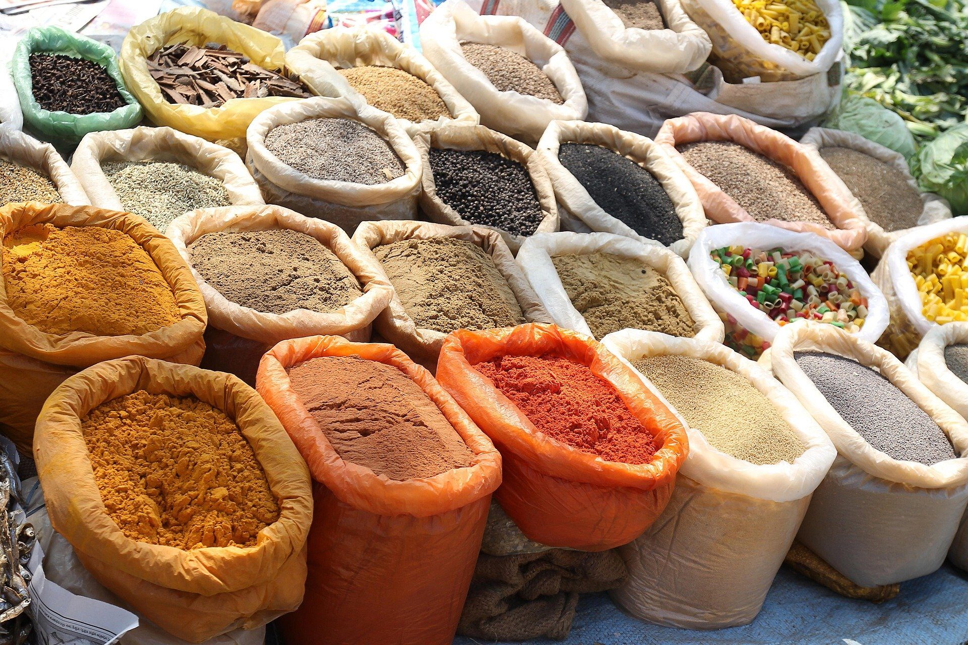 Säcke mit traditionellen srilankischen Gewürzen und ayurvedischen Kräutern